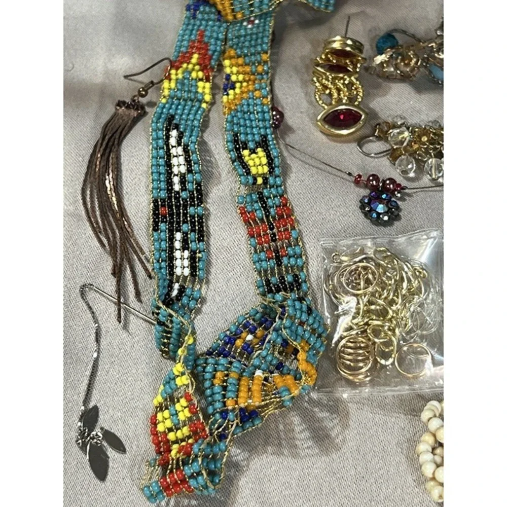 BEAD LOT‎ FOR JEWELRY MAKING SOME VERY GOOD QUALITY (2349)